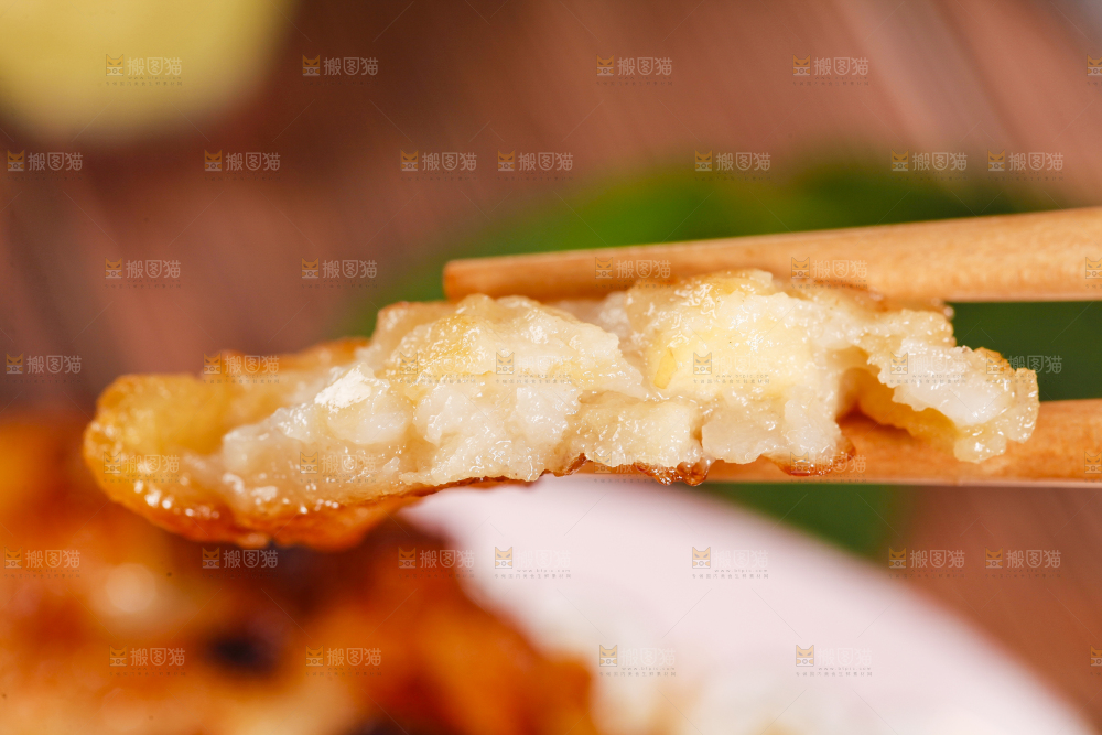 筷子夹着土豆饼