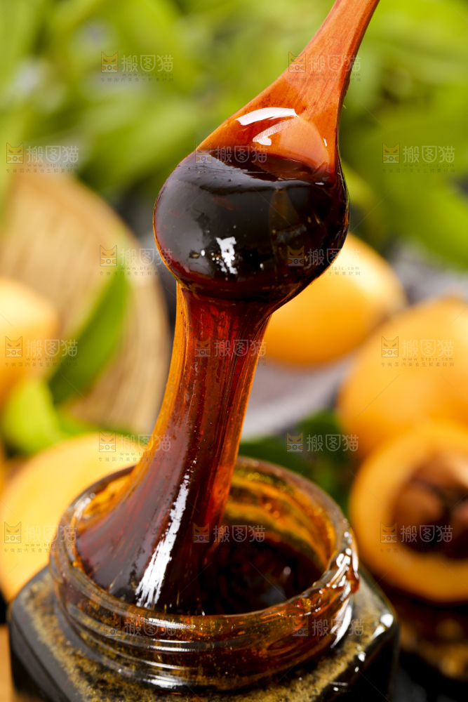 瓶子里装着枇杷梨膏