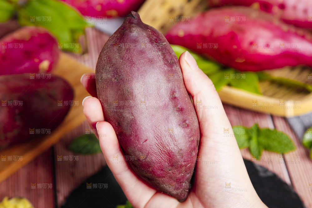 手里拿着红薯