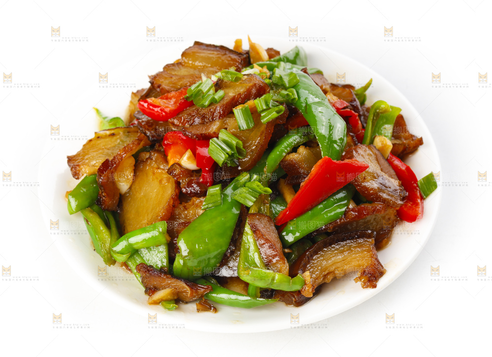 盘子里装着辣椒炒肉