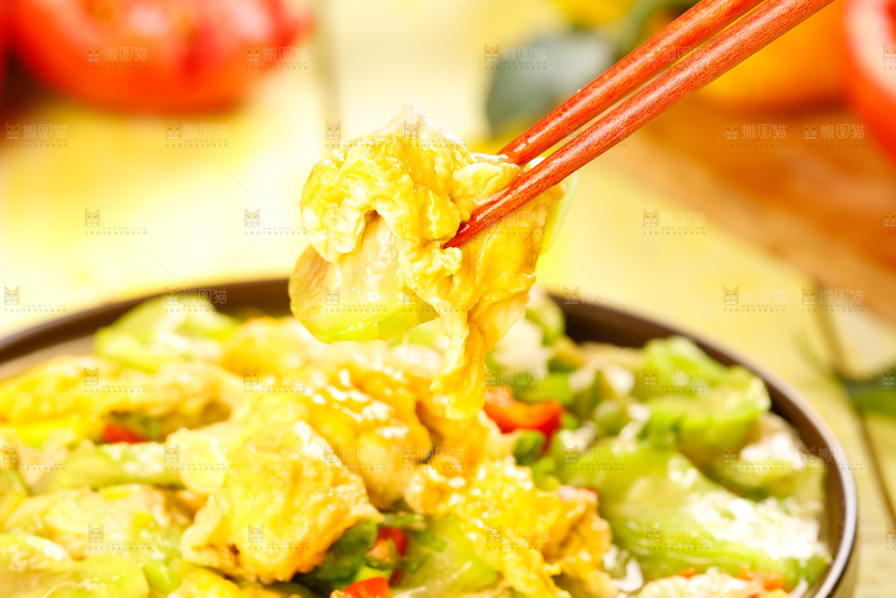 亮底上摆着一盘丝瓜炒鸡蛋