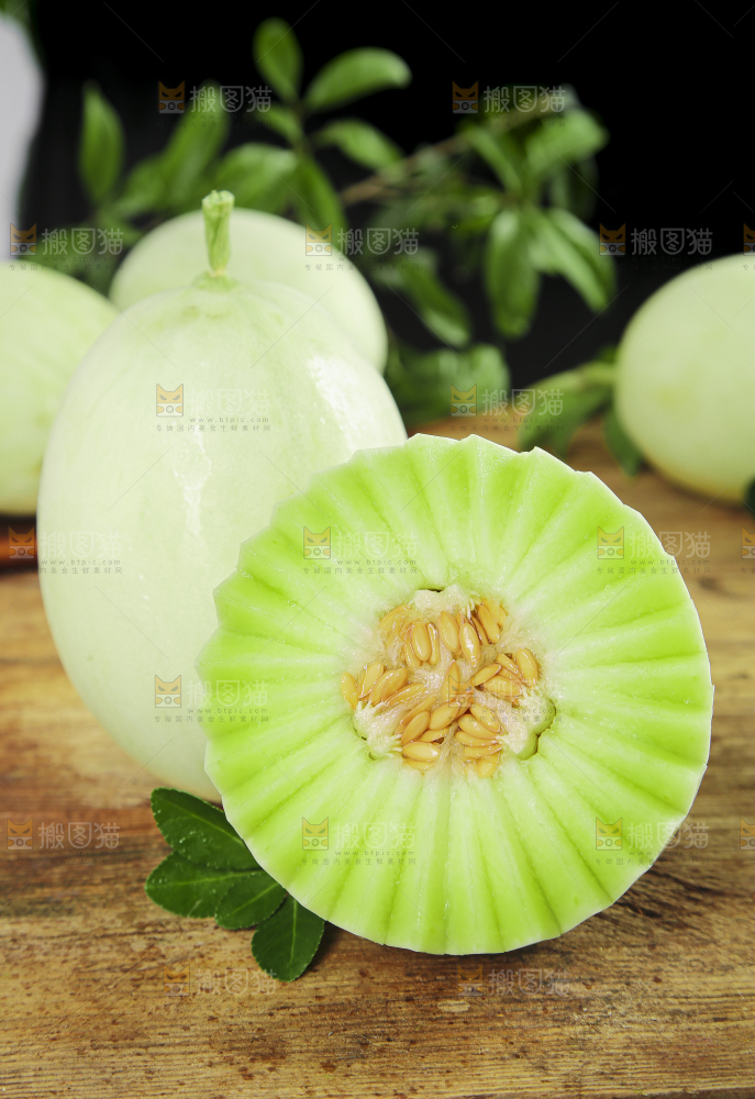 木底上摆放着绿肉香瓜