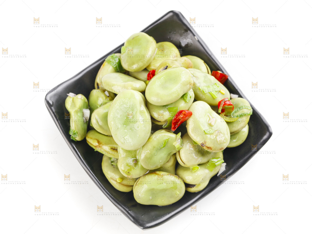 盘子里装着葱油蚕豆