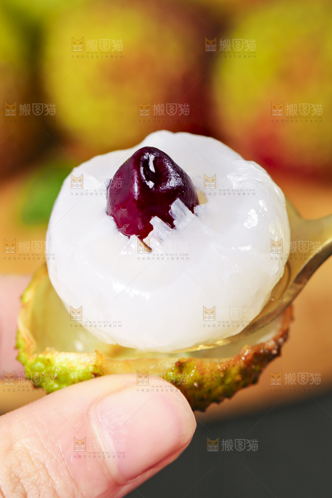 手里拿着妃子笑