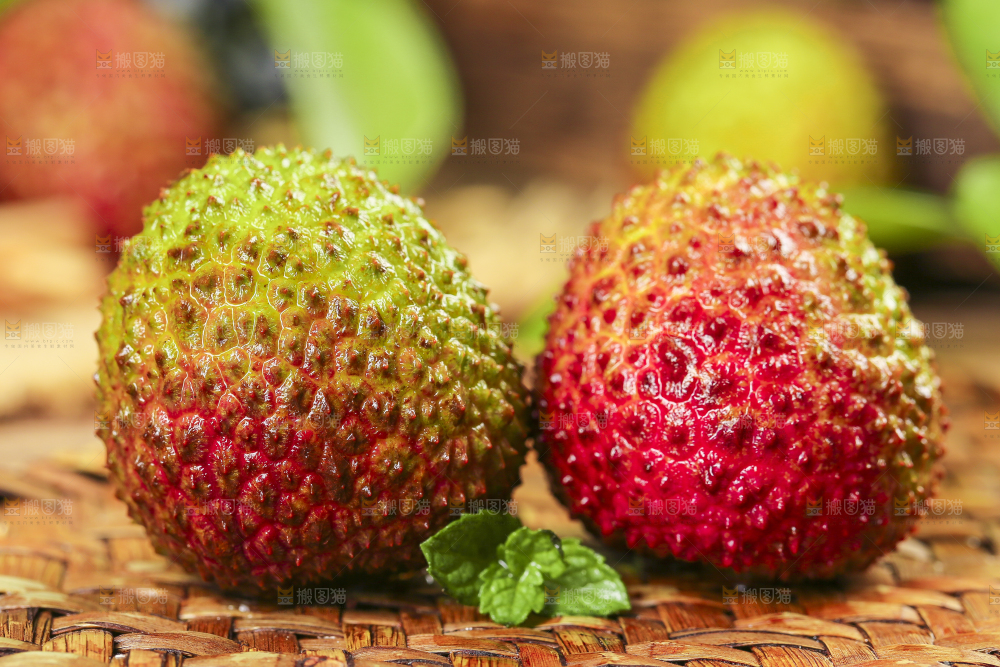 编织垫上放着荔枝
