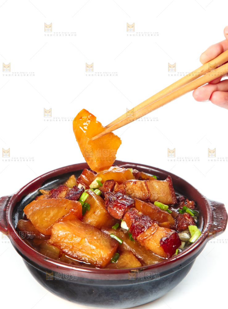 碟子里装着萝卜烧肉
