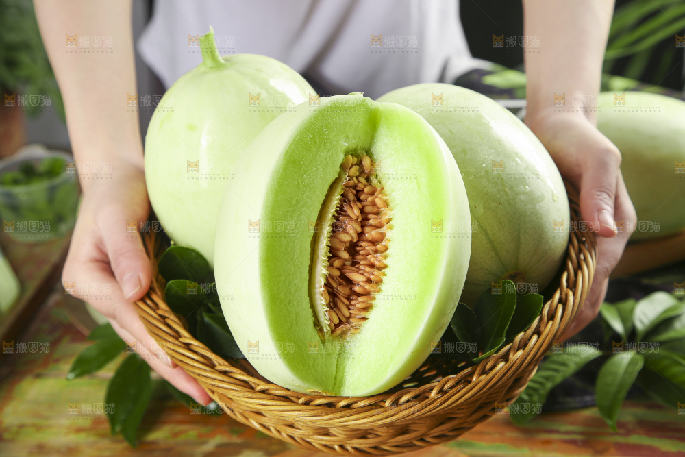 手里拿着一篮玉菇香瓜