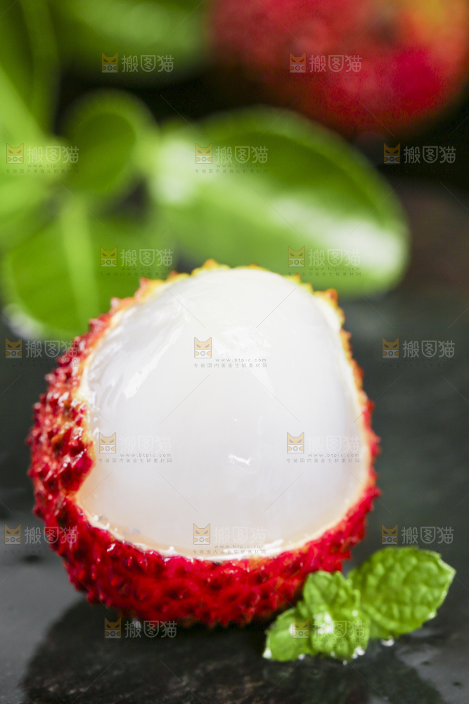 深底上放着海南妃子笑荔枝