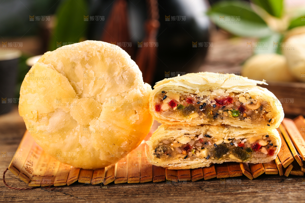 竹底上摆放着酥式月饼