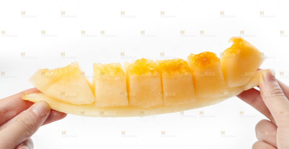 手里拿着蜜瓜