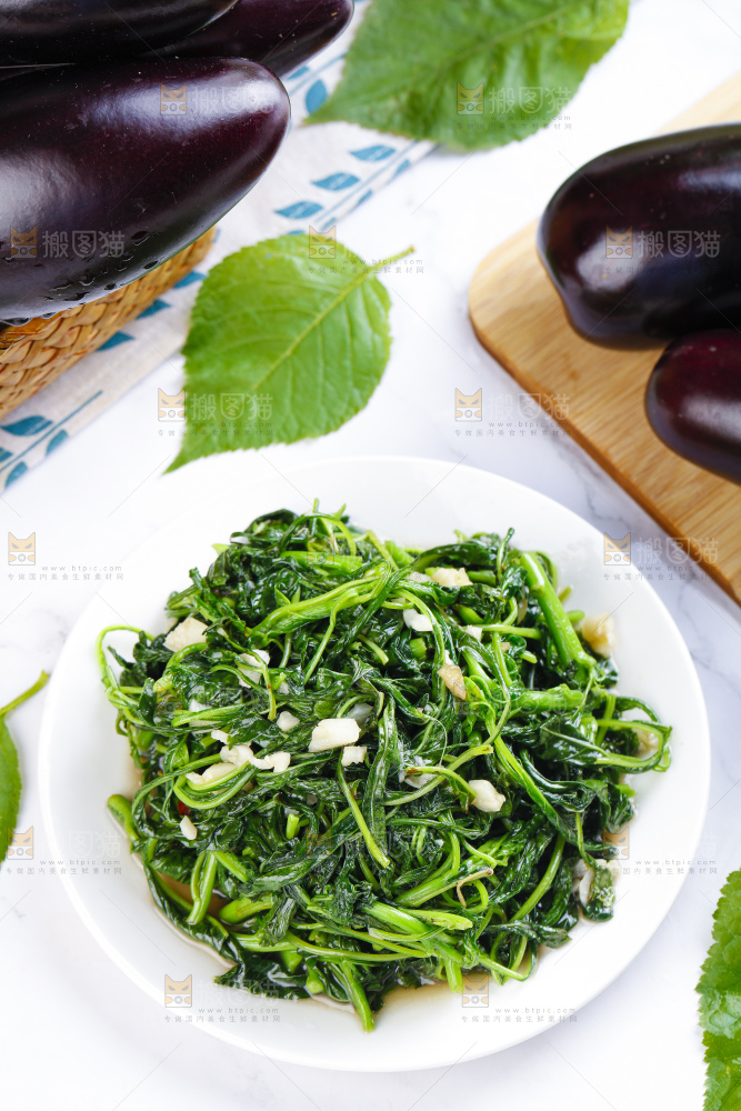 盘子里装着炒苋菜