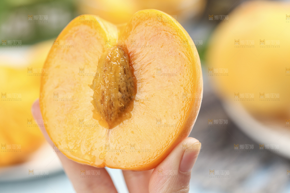 手里拿着新鲜黄桃