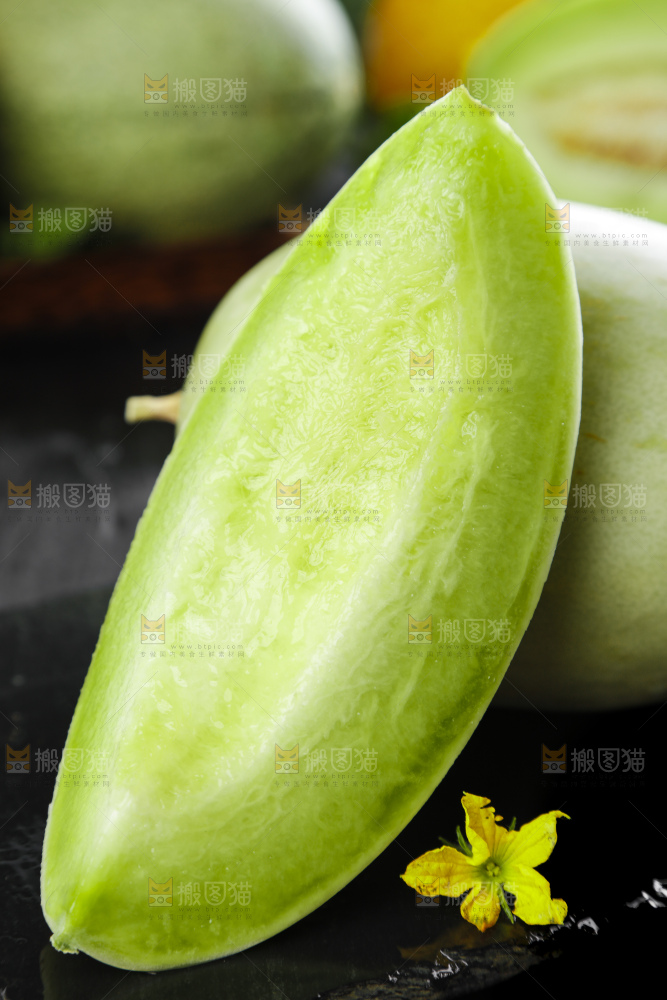 黑底上摆放着玉菇香瓜