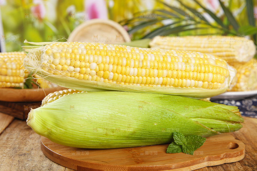 木板上的云南水果玉米