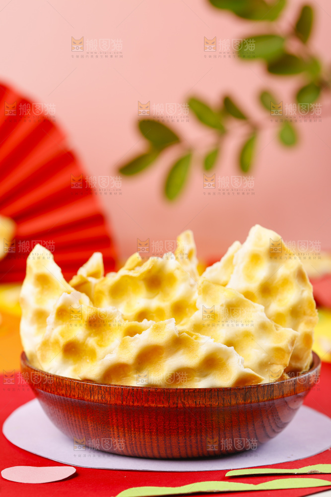 碗里装着石子烤馍