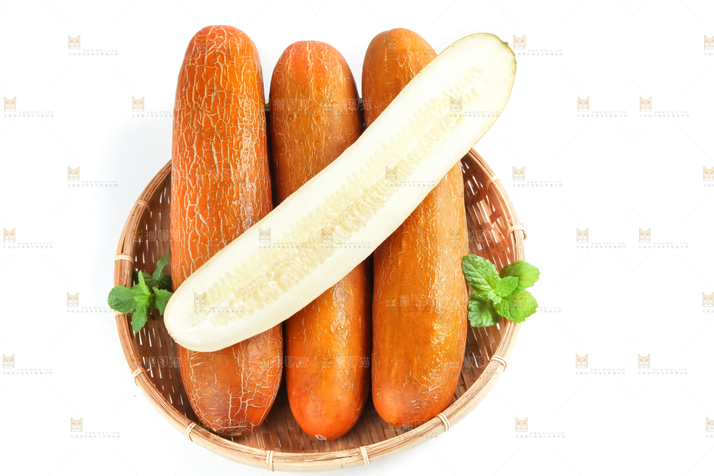 篮子里装着黄皮大黄瓜