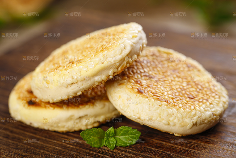 木板上放着胡麻饼