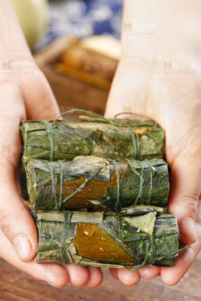 手里拿着竹筒糯米饭