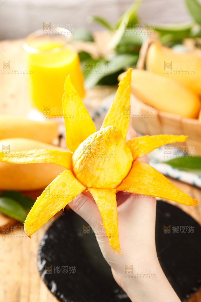 手里拿着鹰嘴芒