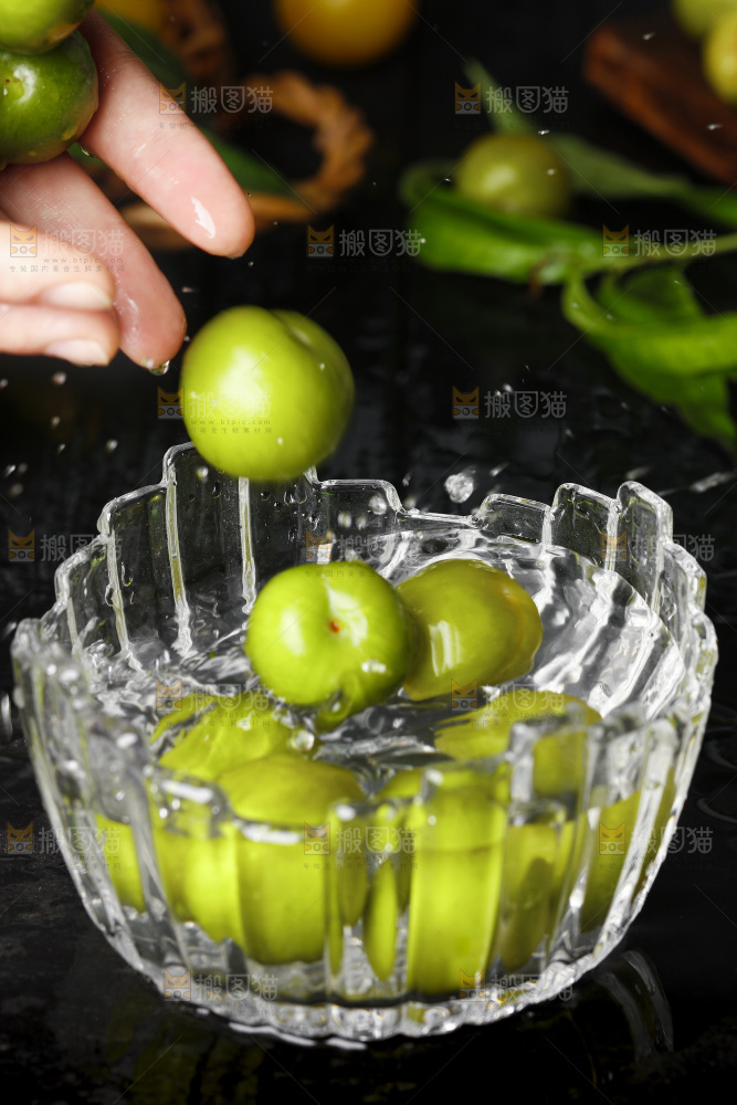 手里拿着新鲜李子