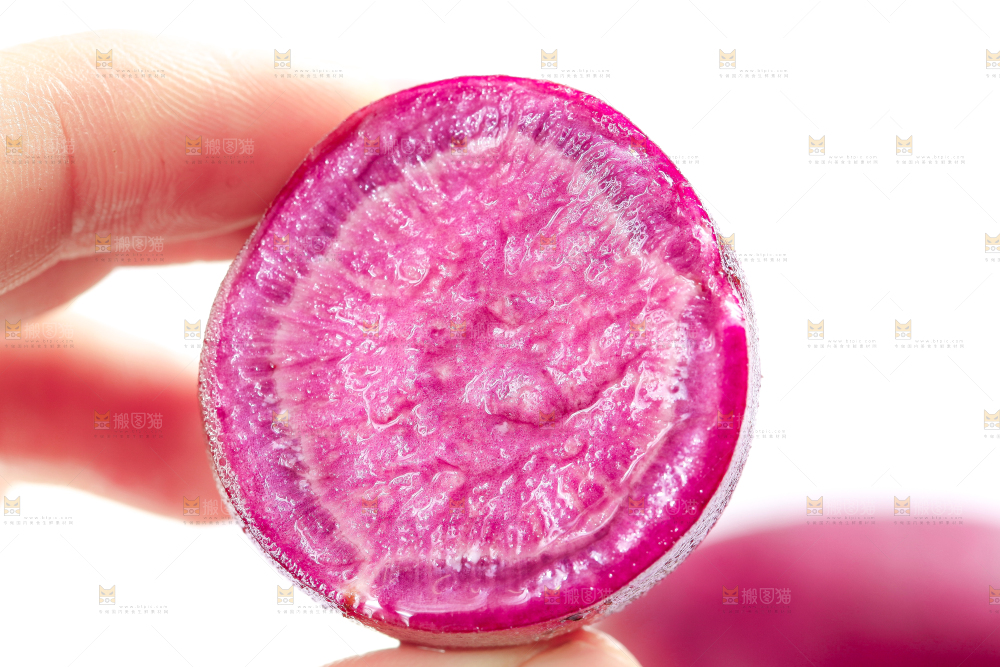 手里拿着紫薯