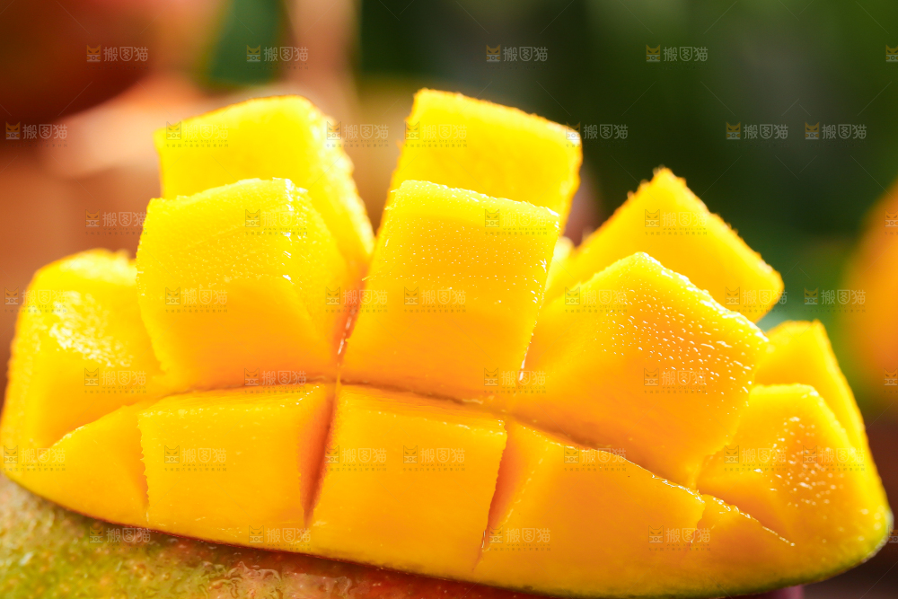 黑石板上的芒果
