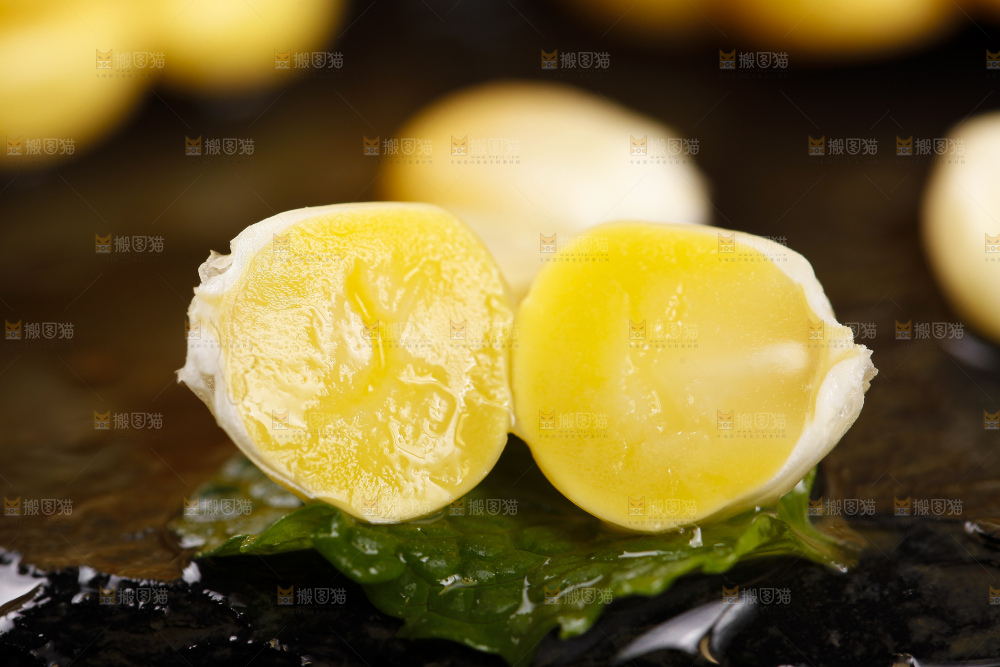 深底上放着玉米粒