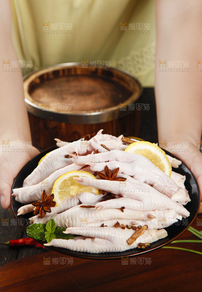 木板上摆放着腌制鸡爪