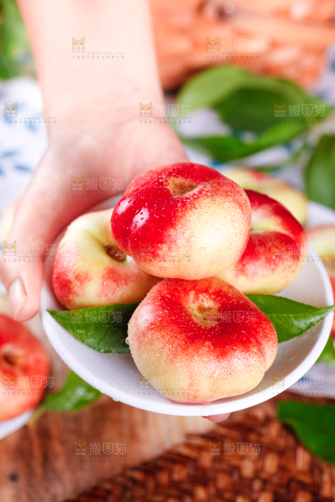 碟子里装着油蟠桃