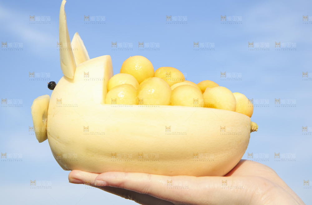 手里拿着东方蜜瓜