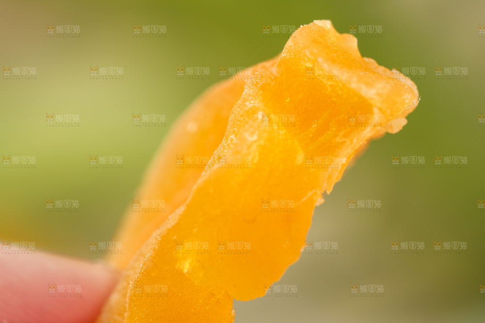 手里捧着红薯条