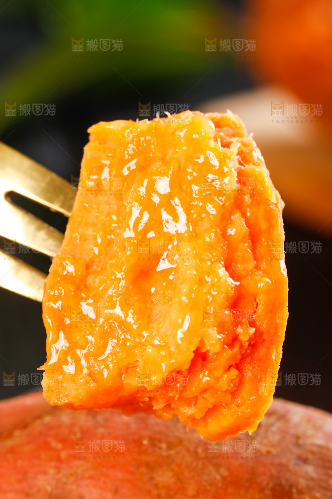 叉子上叉着糖心蜜薯