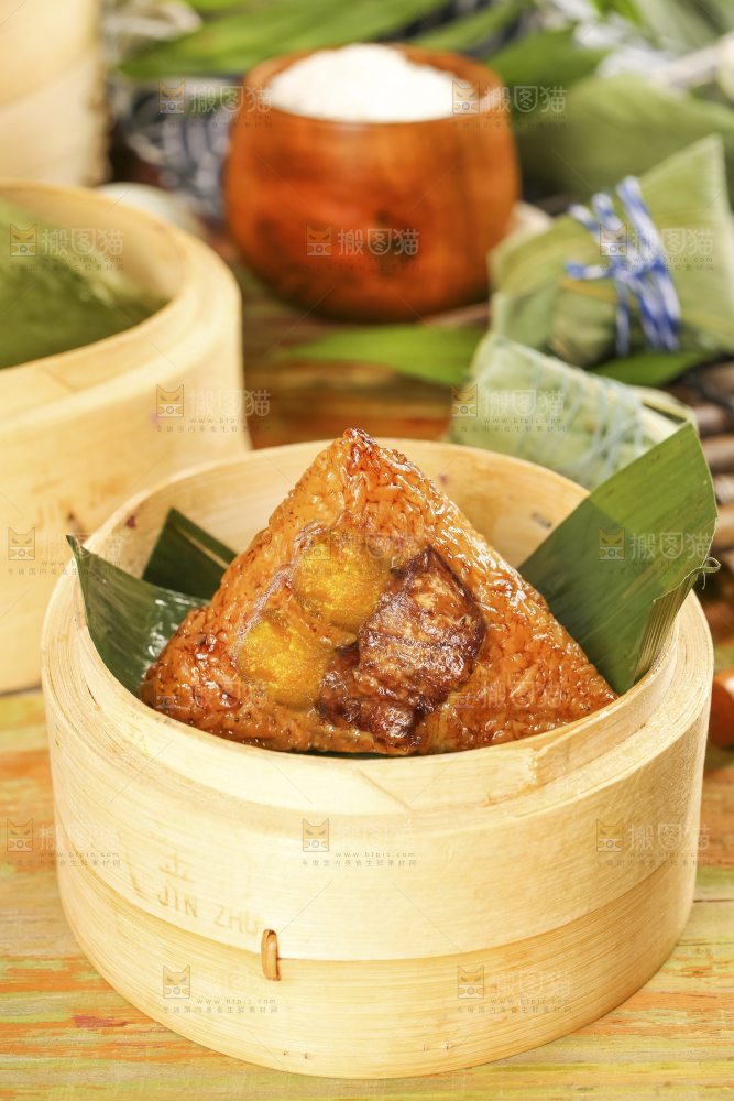 蒸笼里放着肉粽子