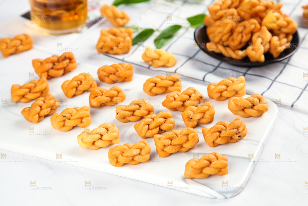 石板上摆放着香酥小麻花