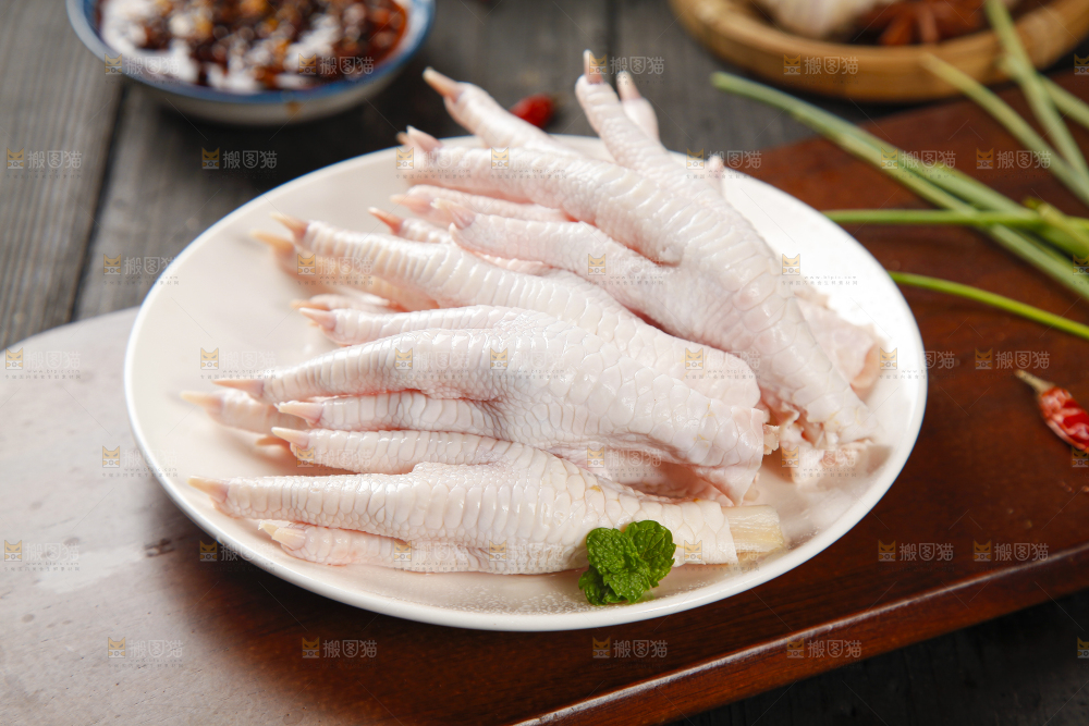 盘子里装着鸡脚