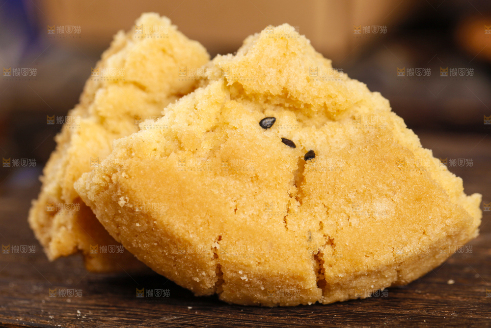 木底上放着桃酥饼干