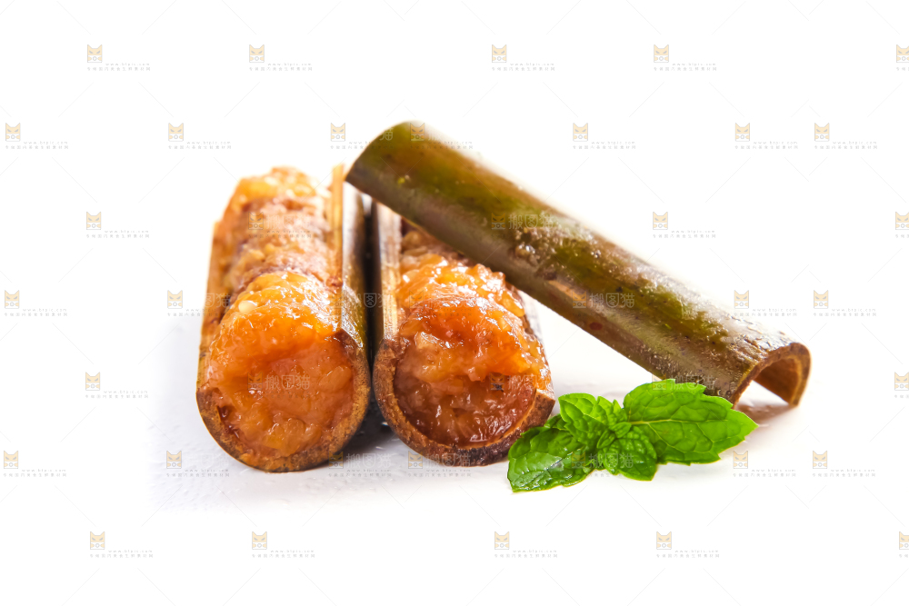白底上放着竹筒肉粽