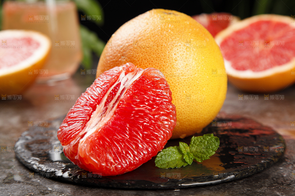 深底上放着南非红心西柚