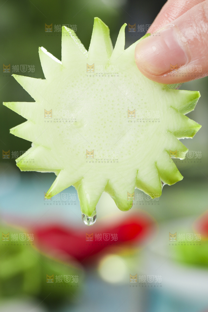 手里拿着嫩茭瓜