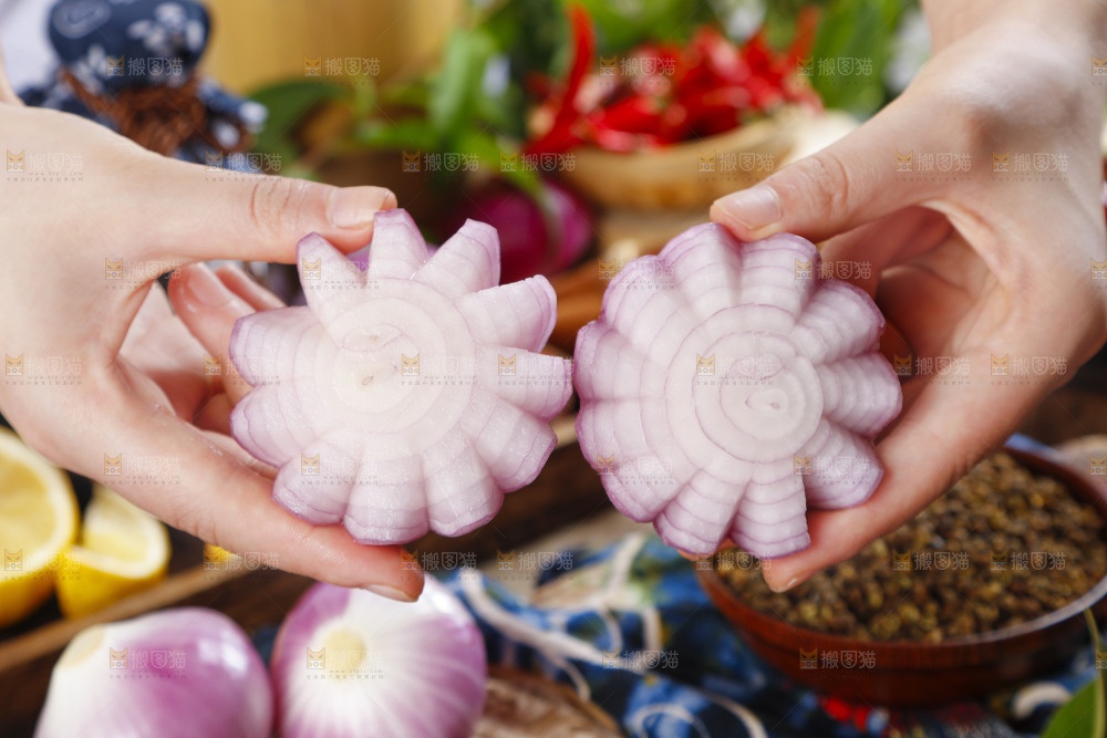 手里拿着新鲜洋葱