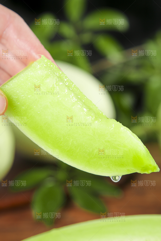 手里拿着新鲜玉菇蜜瓜