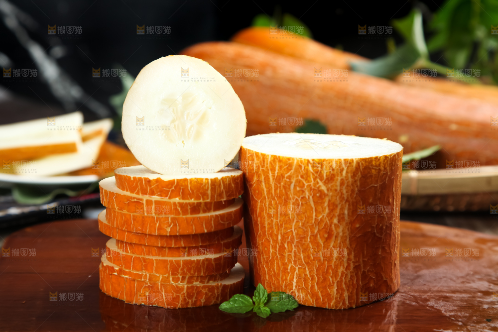 木板上的黄皮大黄瓜