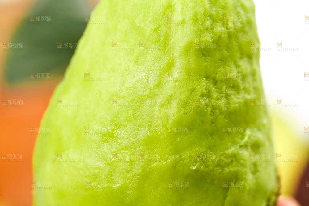 垫子上放着牛油果肉