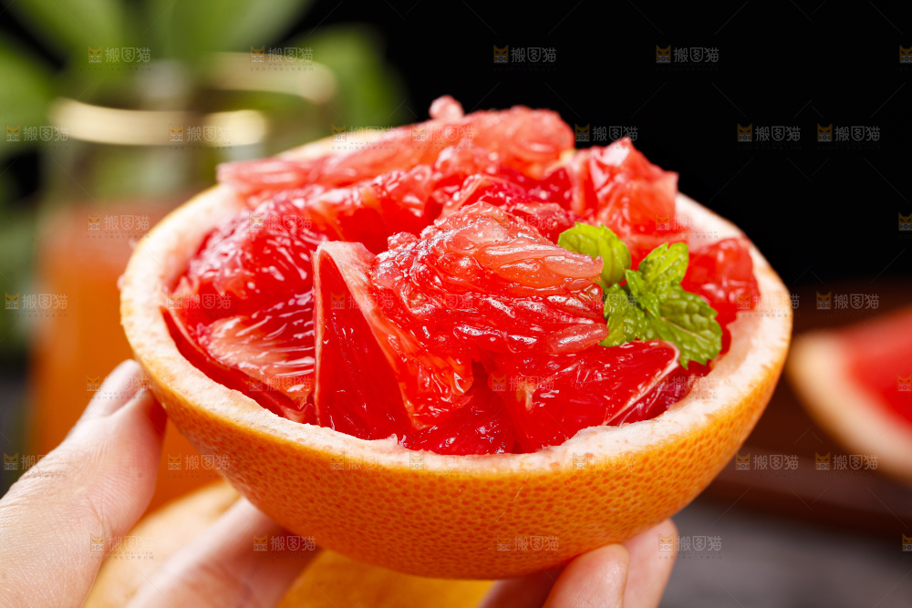 手里拿着南非红西柚
