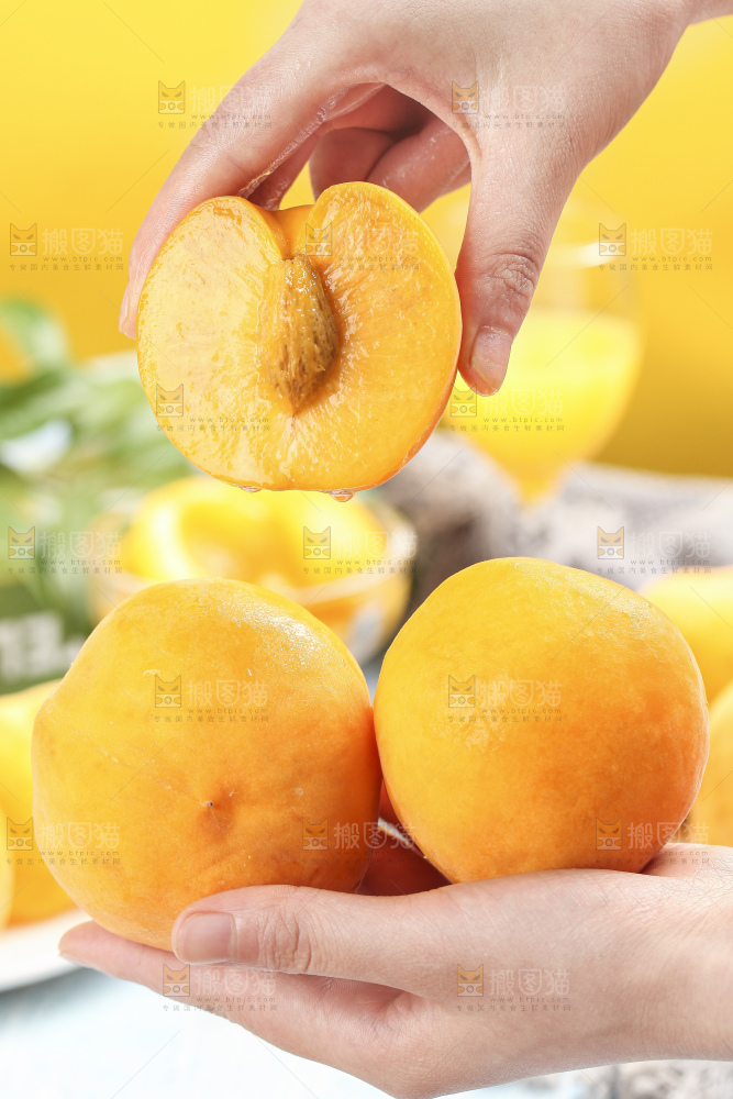 手里拿着新鲜黄桃