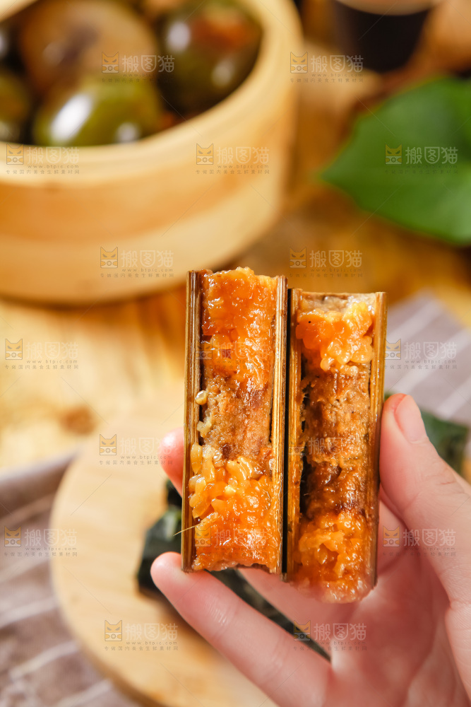 手里拿着竹筒肉粽