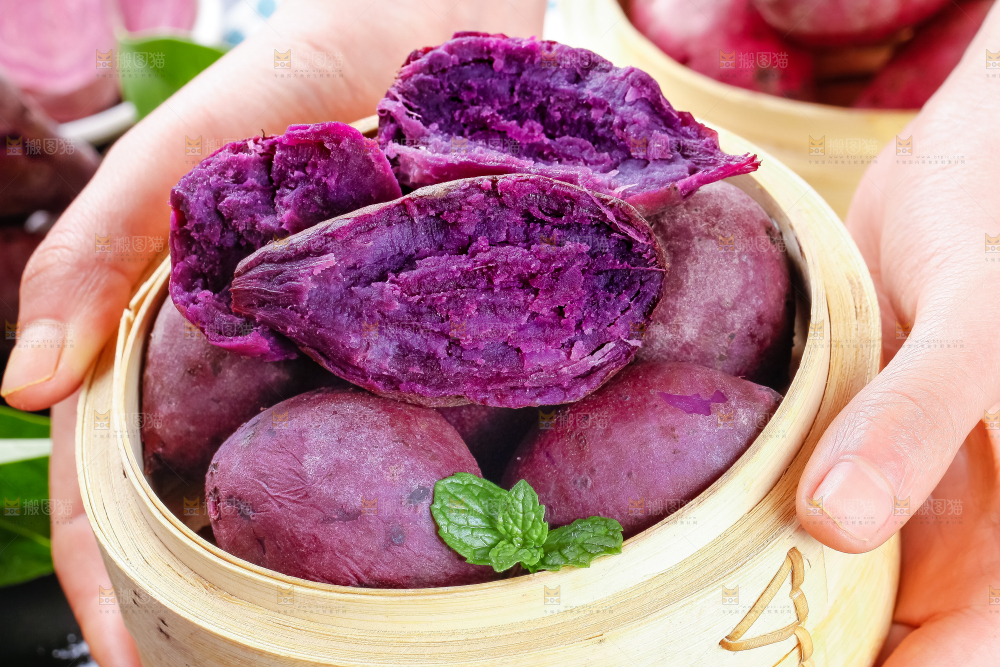 手里拿着香薯