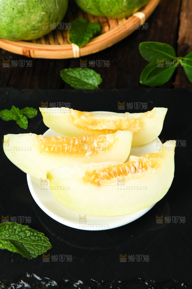 黑底上放着陕西阎良甜瓜