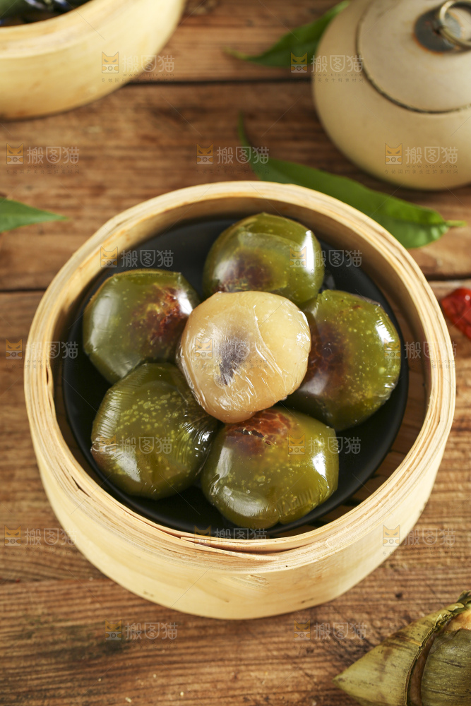 蒸笼里装着青团