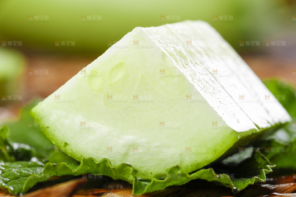 绿叶上放着西葫芦